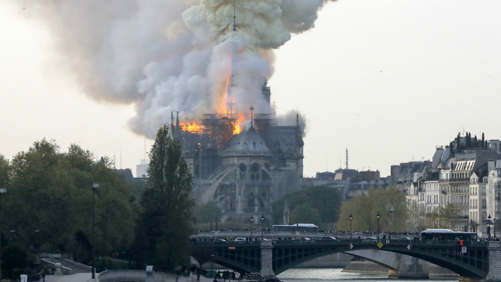 15日傍晚6点50分左右，巴黎圣母院突然起火。_fororder_20190415230529_930