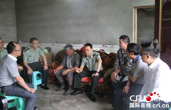 图片默认标题_fororder_宜宾军分区政委刘权(中)在贫困户家中交流