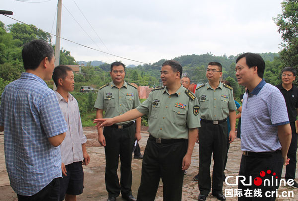 图片默认标题_fororder_宜宾军分区司令员夏礼作（中）同贫困户交流