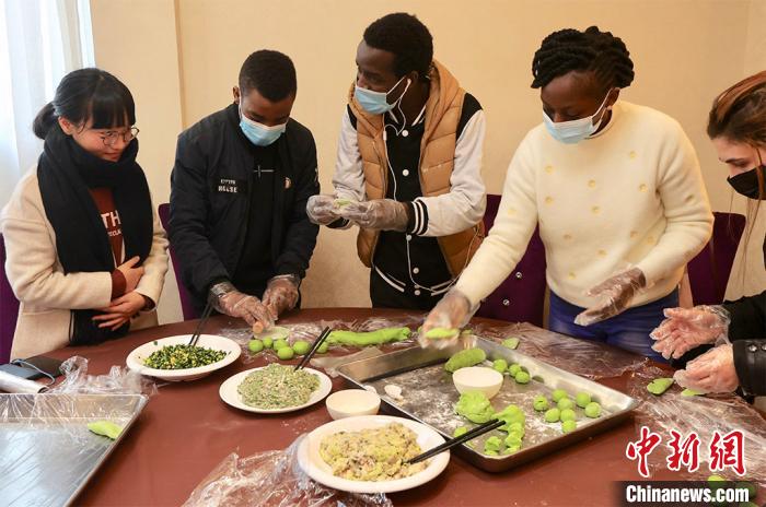 冬至を控え、餃子や湯圓を作る南京の大学生