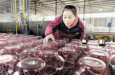 河间工艺玻璃产业助力经济增长
