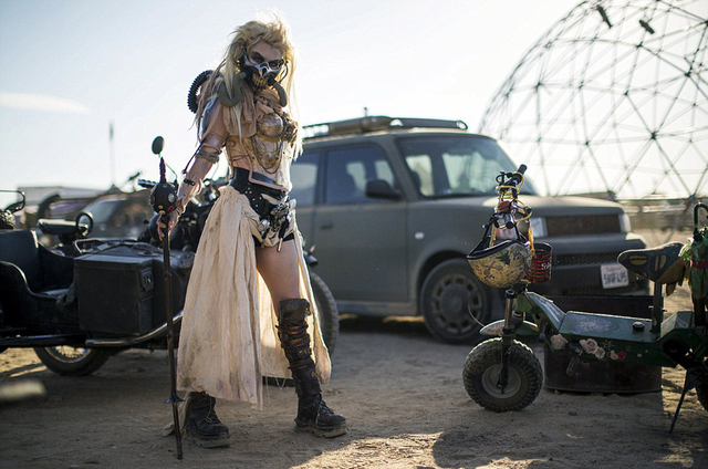 美国沙漠举办后启示录影迷节 营造废土世界