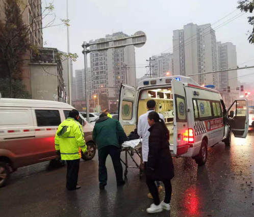 重庆铜梁：警医联动 开辟绿色通道护送伤者