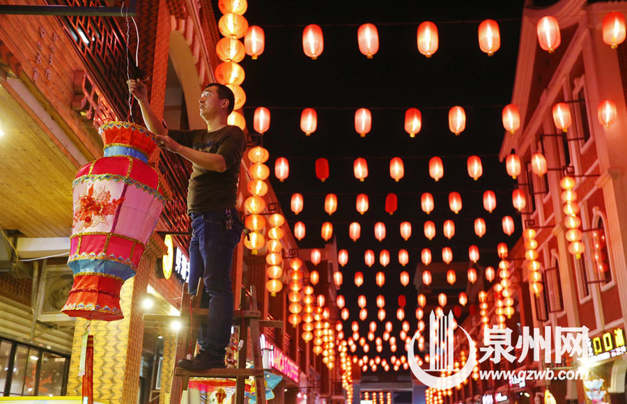 【焦点图】【泉州】【移动版】【Chinanews带图】泉州万盏花灯挂街头 再现光明之城