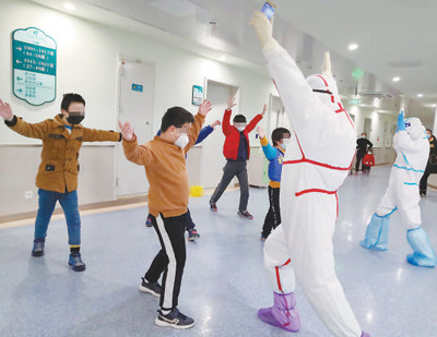 人民日报：临时“护士爸妈”