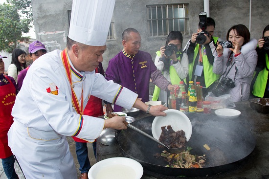 图片默认标题_fororder_来自云浮市新兴县天堂镇的“中国烹饪大师”伍伟强。摄影：蔡林聪。