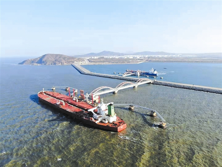 大连港长兴岛油品码头完成首次原油过驳作业