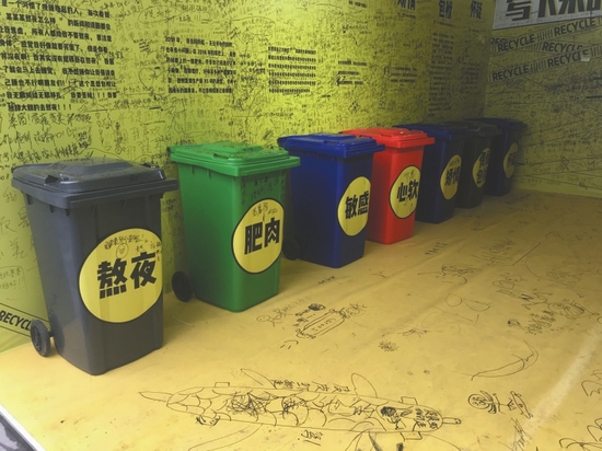 （焦点图，导航成都，移动端）成都街头现巨型负能量垃圾箱 专收各种“不快乐”