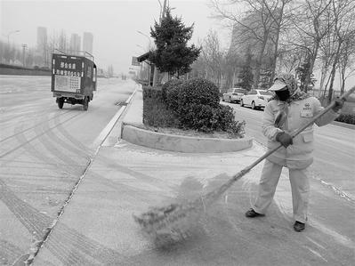 邢台：人工清雪保畅通