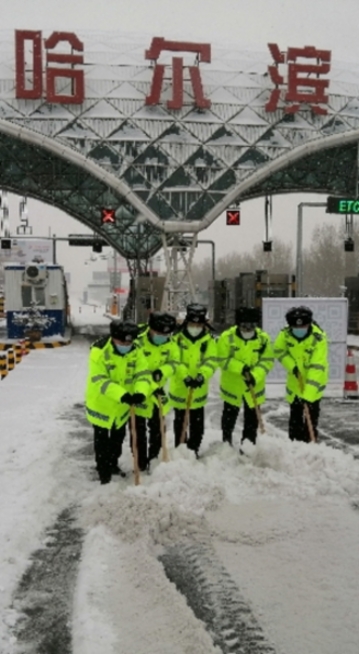 哈尔滨：交投“铁军”风雪中保畅通护复工