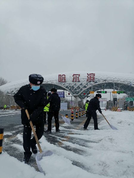 哈尔滨：交投“铁军”风雪中保畅通护复工