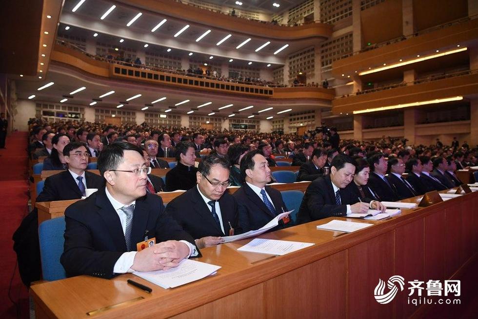 山东省十三届人大二次会议在济南开幕