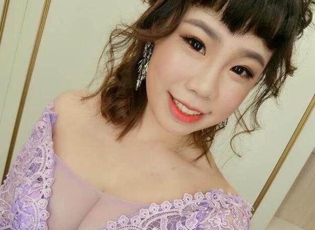 网红披紫色透视蕾丝婚纱 胸前性感指数爆表