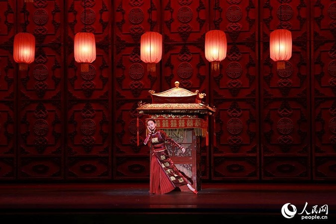 2月13日,中央芭蕾舞团舞剧《大红灯笼高高挂》在华盛顿肯尼迪表演艺术中心上演。图为演员彩排照片。郑琪 摄