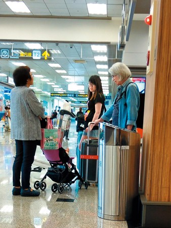 “爷孙恋”女主小肚微凸疑有孕 两人相差40岁