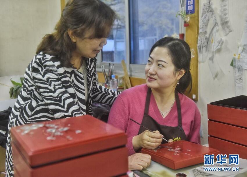 Sosok Wanita Tukang Cat Kerajinan Tangan_fororder_tt7