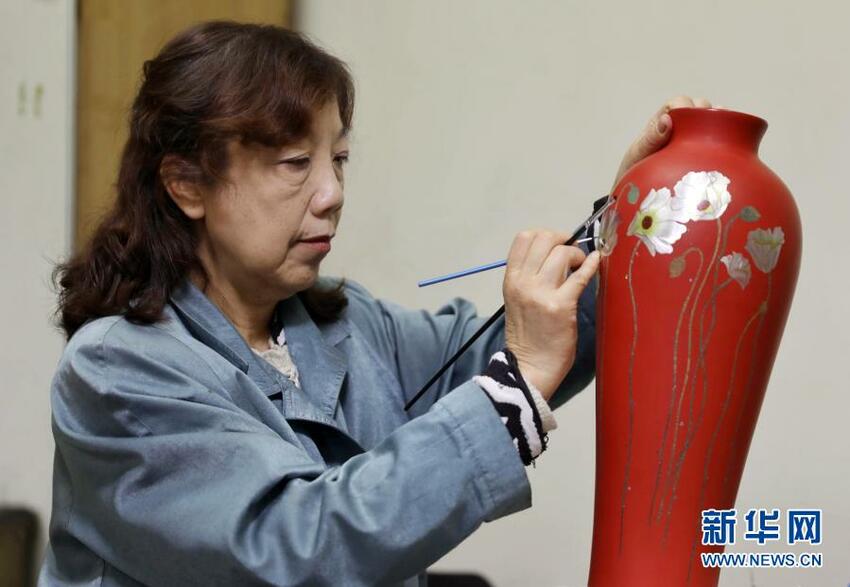 Sosok Wanita Tukang Cat Kerajinan Tangan_fororder_tt2