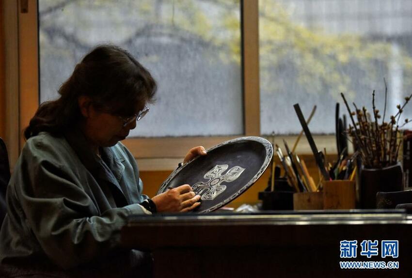 Sosok Wanita Tukang Cat Kerajinan Tangan_fororder_tt6