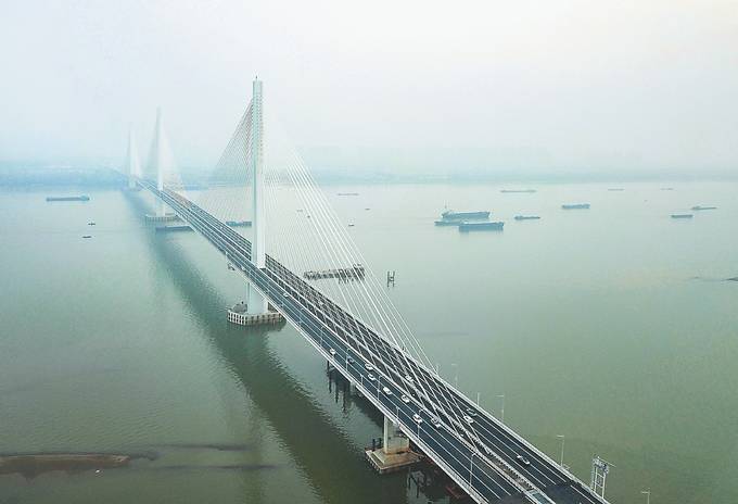 世界首座轻型钢混结构斜拉桥——南京江心洲长江大桥正式通车