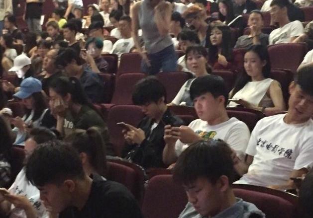 王俊凯发飙粉丝因混进开学典礼 大喊你们干嘛呢