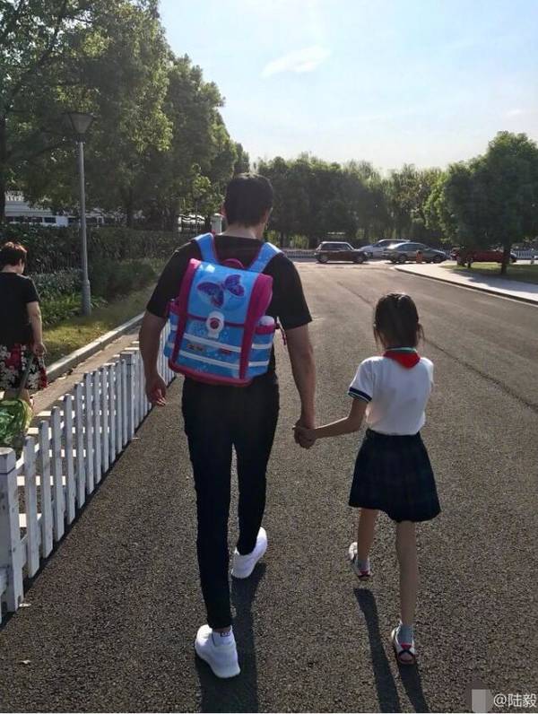 陆毅接女儿放学，却因一件事被网友骂惨！