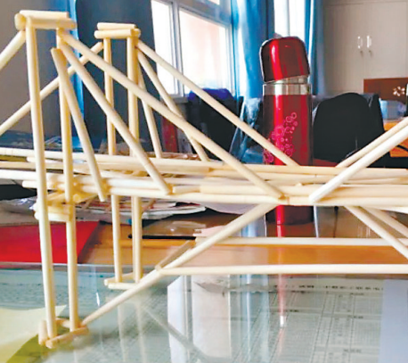 原标题:高中科技人文艺术节上演"十八般武艺" 50根筷子建一座桥梁