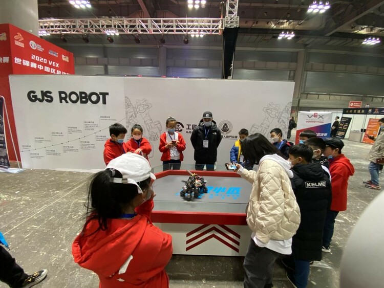 （第一张图需要裁一下 全是后脑勺）（急稿）【B】VEX2020机器人世界锦标赛中国总决赛12月25日在重庆南岸揭幕