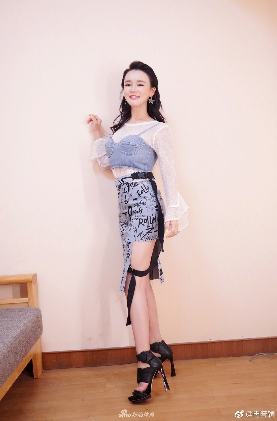 邹市明娇妻展时髦辣妈风范