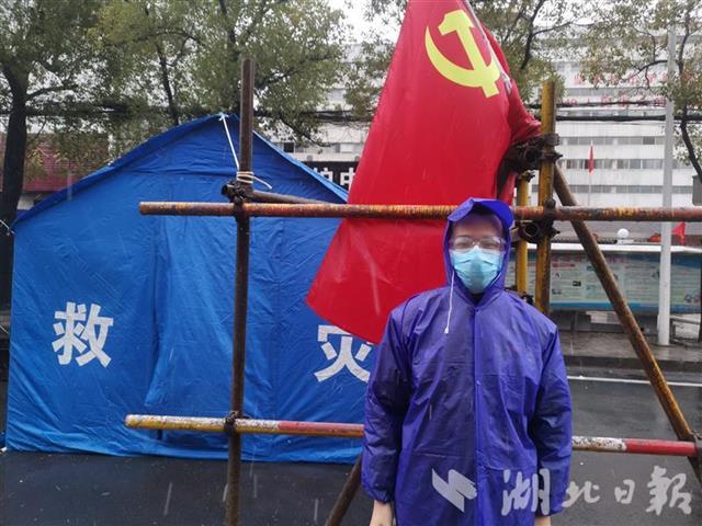 湖北日报@在坚定逆行中成长：湖北保卫战、武汉保卫战中的95后、00后们