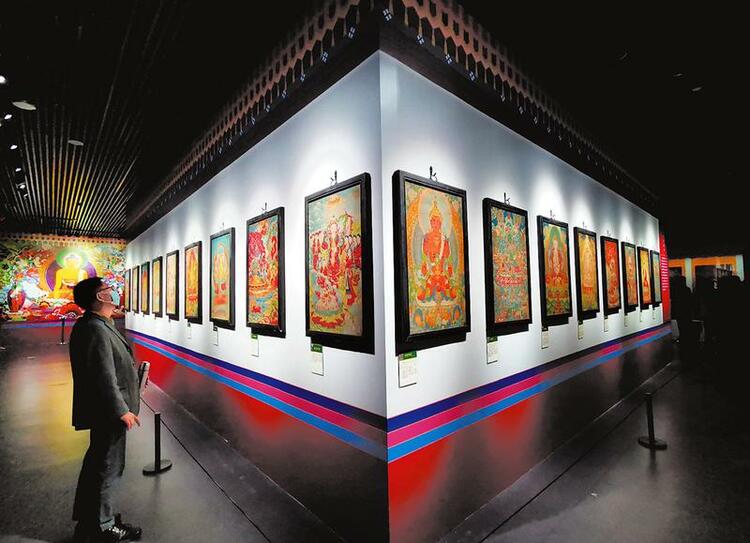 精美唐卡为公众打开藏文化“百科全书”   感兴趣的市民可到广西民族博物馆参观唐卡艺术展