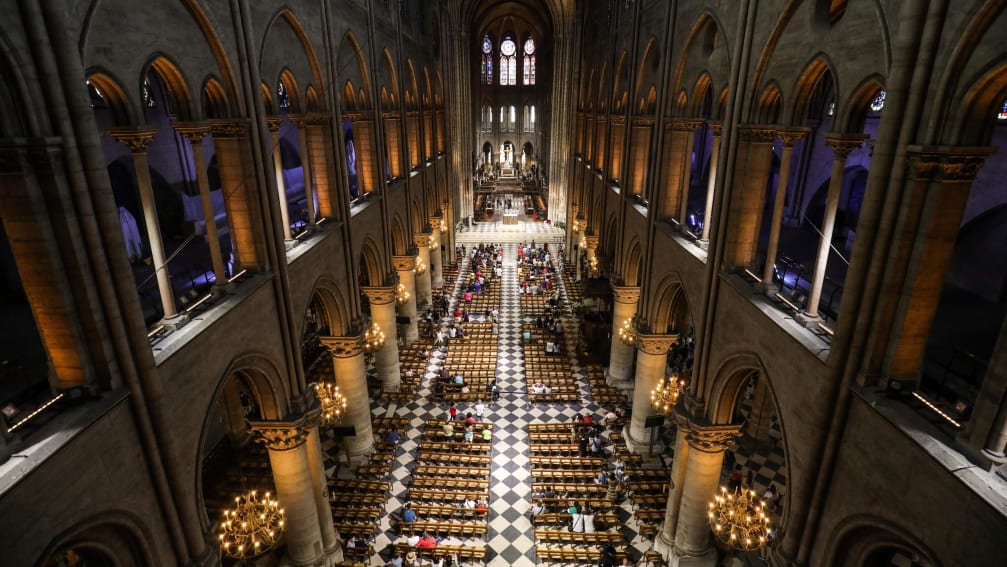 来自巴黎圣母院网站的图片显示了大教堂的内部木框架。_fororder_10