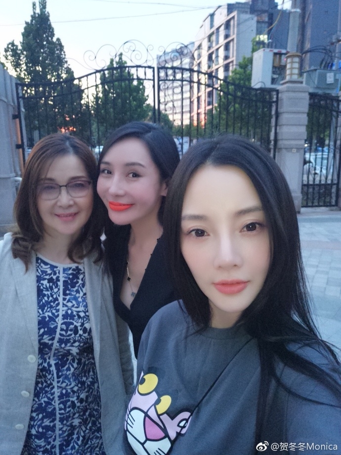 李小璐与妈妈闺蜜自拍开心比V 璐妈暖笑知性优雅