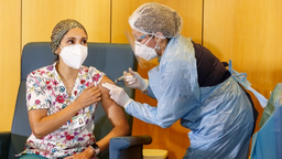 智利新冠肺炎累计确诊近60万 超5000名医务工作者完成疫苗接种