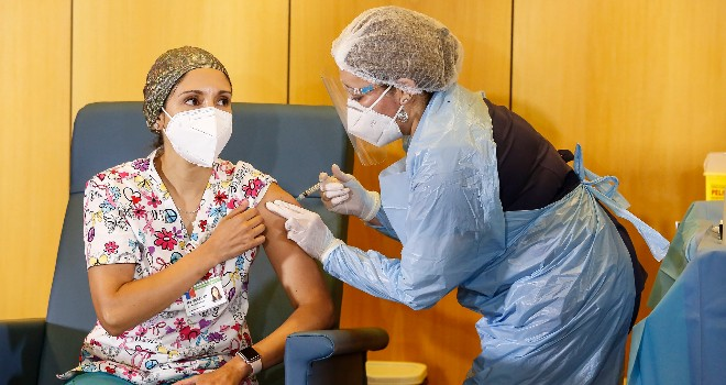 智利新冠肺炎累计确诊近60万 超5000名医务工作者完成疫苗接种
