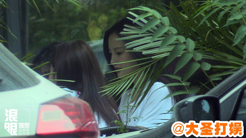 辣妈李小璐和闺蜜共享下午茶 侧颜鼻梁高挺失真