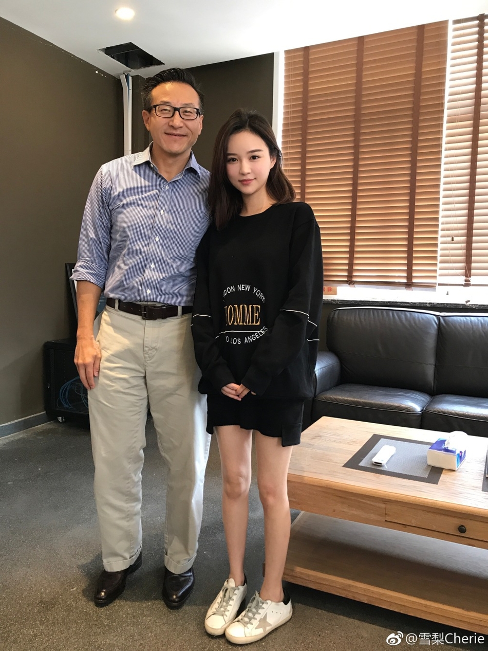 思聪前女友雪梨挺孕肚拜访阿里 网友：一定是店铺太火！