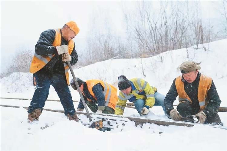 双手布满裂痕，脚踏三尺积雪 走近战寒斗雪“三支队”