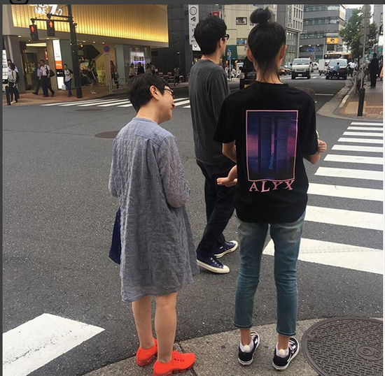 陈冠希晒三代同框照 秦舒培抱女儿未来婆婆相伴