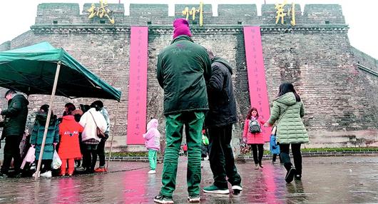 湖北荆州：古城墙上挂春联