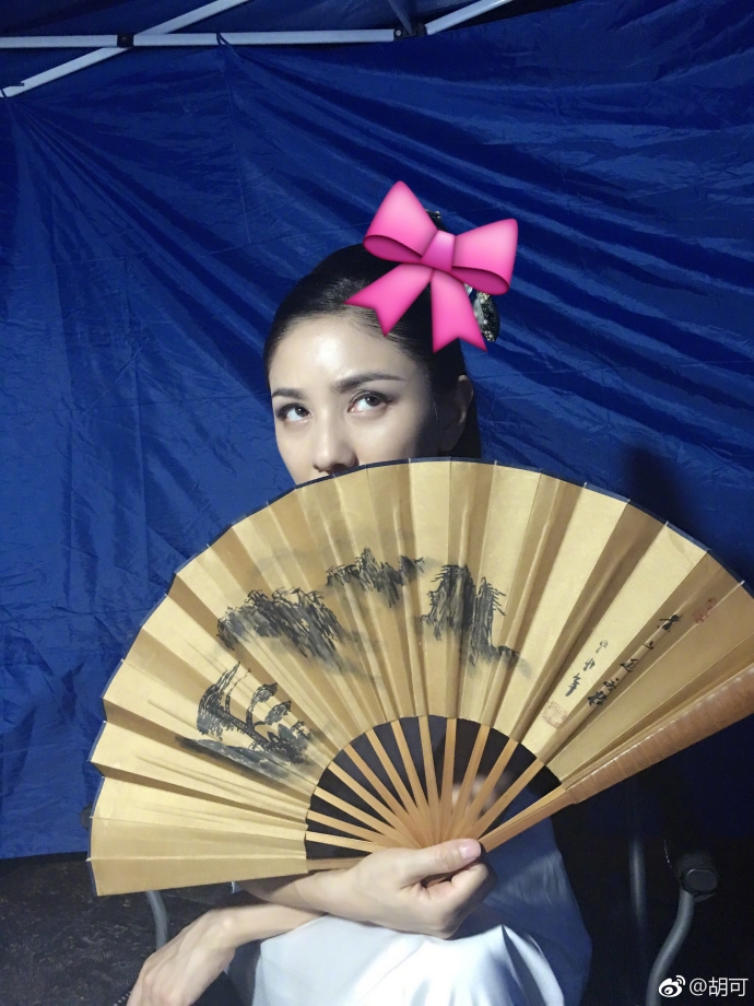 胡可剧组吃冰棍心情大好 翻白眼搞怪颜值依然在线