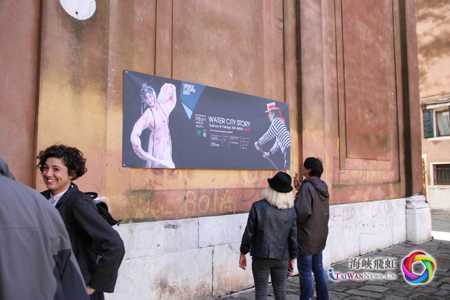 聖-列昂納多宮外的海報吸引大量遊客參觀攝影展