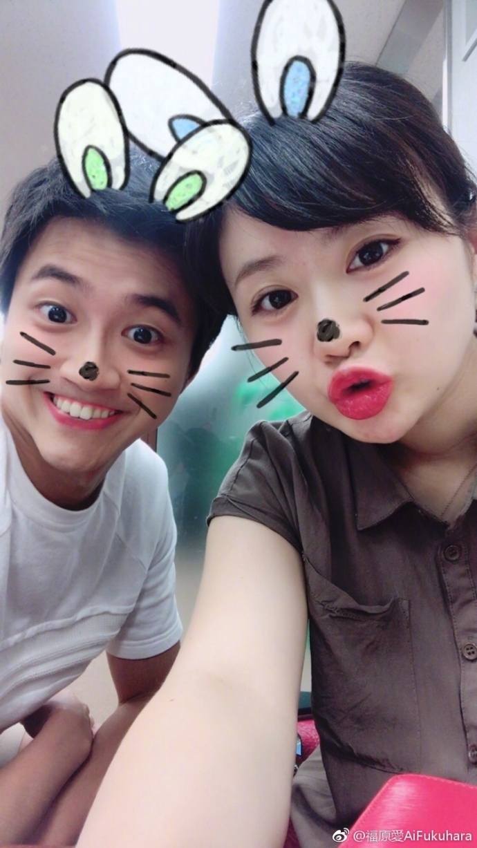 准妈妈福原爱与老公卖萌合影 大眼肤白少女感十足