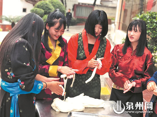 【文史列表】【泉州】【移动版】【Chinanews带图】藏族学生寒假留校 品味多彩闽南文化
