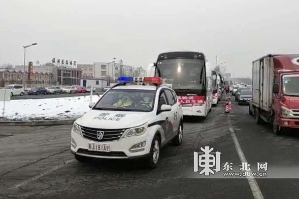 哈尔滨交警部门全力保障群众返程返岗 助力企业复工复产