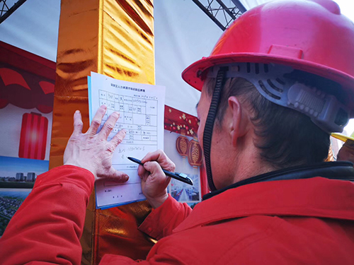 图片默认标题_fororder_求职人员正在填应聘表