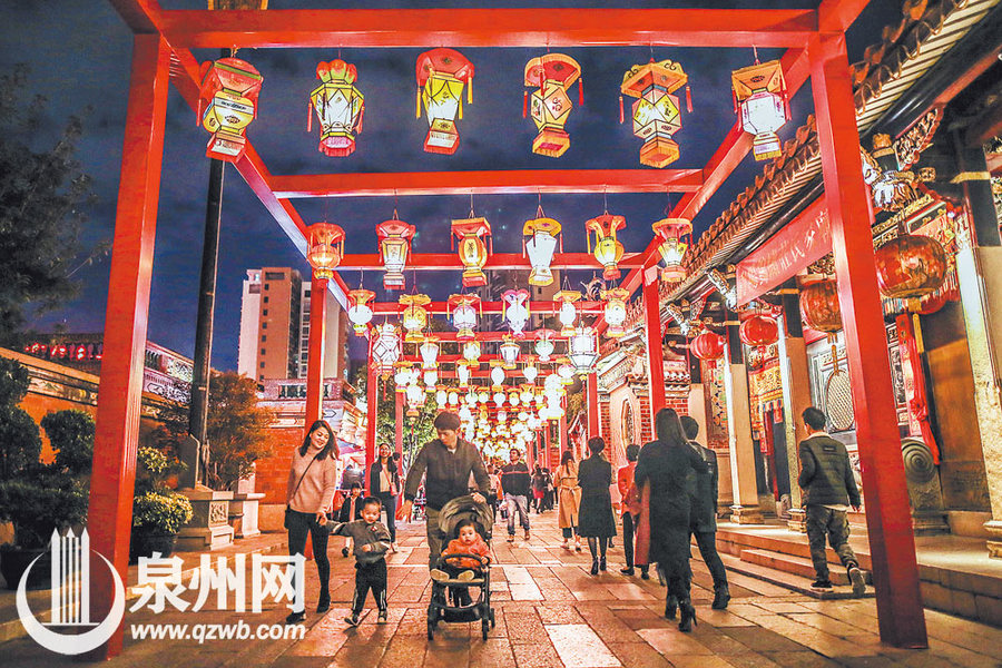 【焦点图】【泉州】【移动版】【Chinanews带图】泉州老街新区始挂灯 早有市民轻松游
