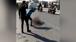 印度男子被两人用棍棒当街打死，路人只顾拍视频，警方冷漠