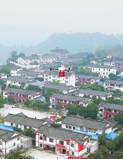 （焦点图，导航成都，移动端）无人机四川常态化送货第一单：年近八旬大爷收到“飞”来年货