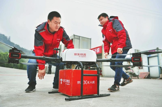 （焦点图，导航成都，移动端）无人机四川常态化送货第一单：年近八旬大爷收到“飞”来年货