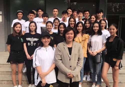 王俊凯大学班级大合照曝光 帅哥美女云集超养眼